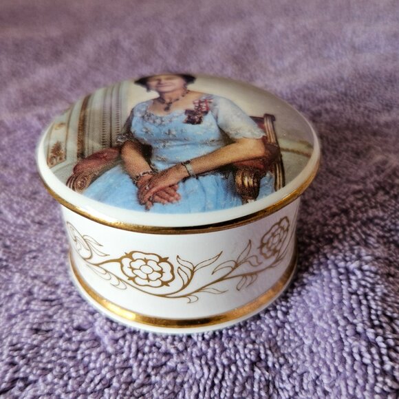 Queen Elizabeth II Lidded Trinket Box - Picture 2 of 4